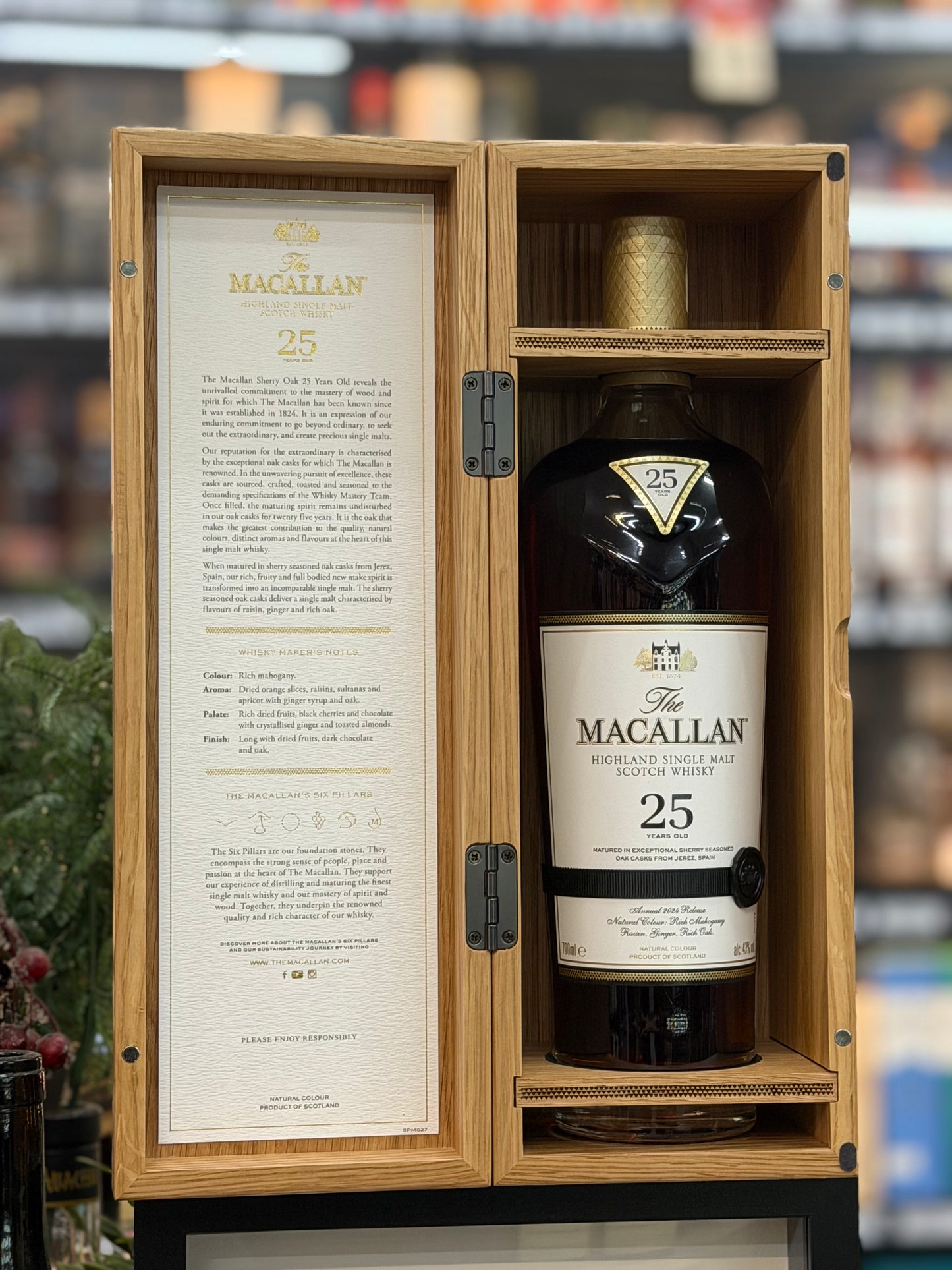 The Macallan 25 Year Old Sherry Oak Cask Single Malt Scotch Whisky 2024 Release (700ml）