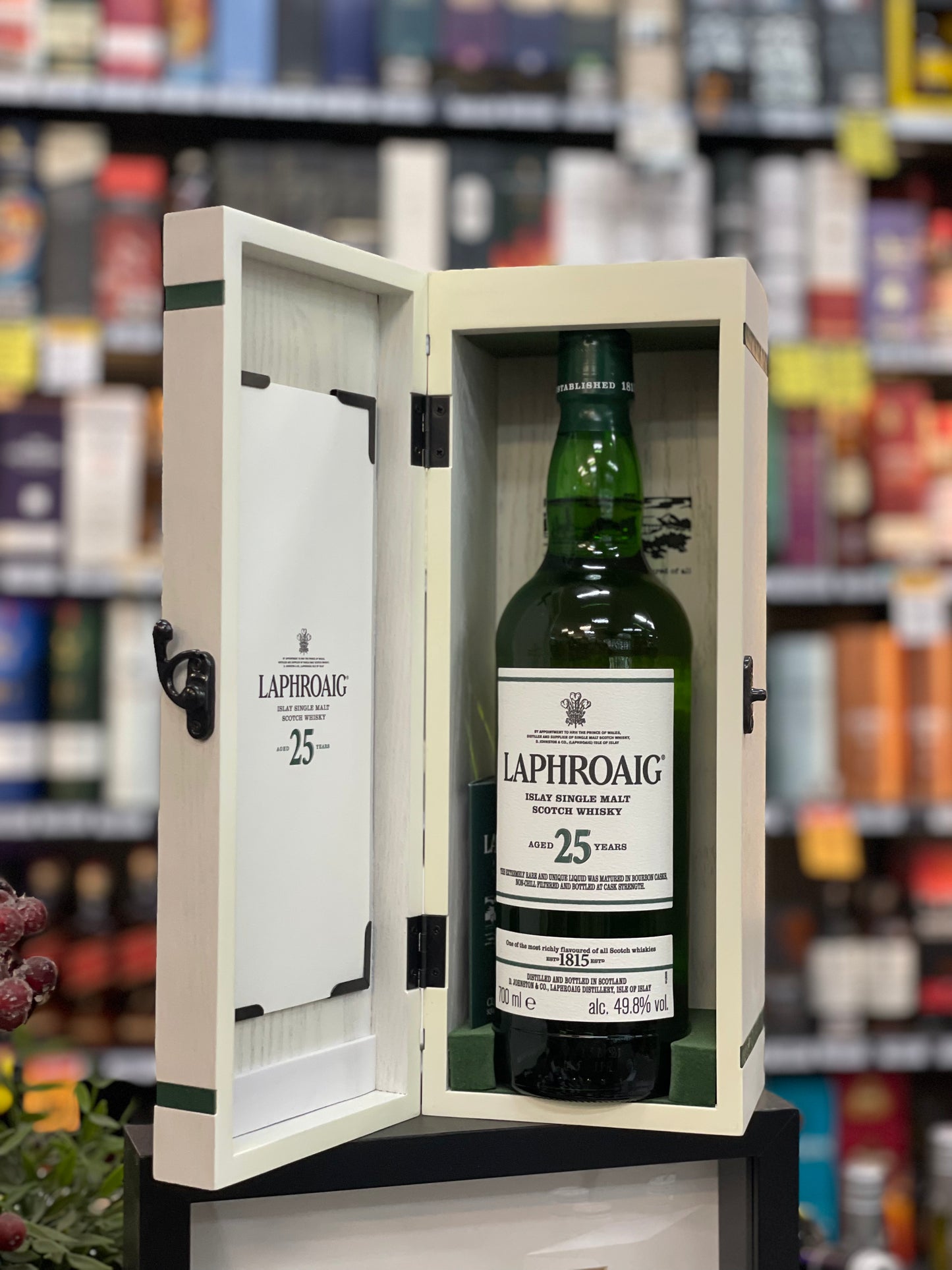 LAPHROAIG 25YO Single Malt Whisky 49.8% (700ml)